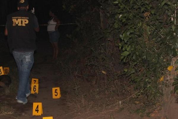 Peritos del Ministerio Público analizan el lugar donde fue asesinado Corado (Foto. Prensa Libre. Felipe Guzmán)