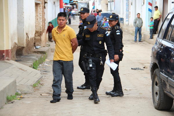 PNC captura en Santa María Chiquimula, Marcos Bonifacio Muz Chiti, presunto asesino de mujer embarazada. (Foto, Prensa Libre: Edgar Domínguez).