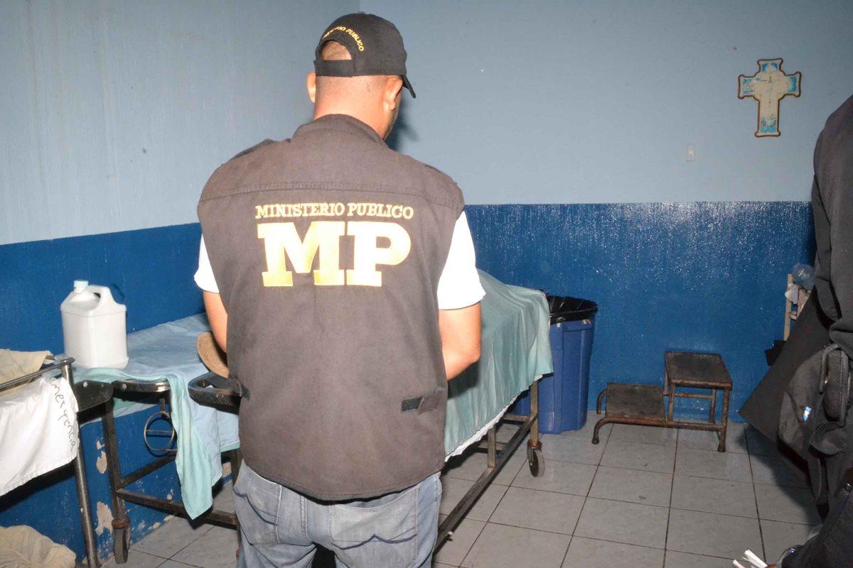 El cadáver del menor es resguardado por personal del Ministerio Público en la cabecera de Zacapa. (Foto Prensa Libre: Víctor Gómez)