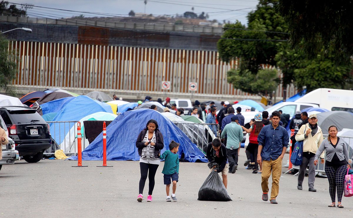 Cientos de integrantes de la caravana migrante de centroamericanos permanecen en las afueras del albergue Benito Juárez hoy en la ciudad de Tijuana. (Foto Prensa Libre: EFE)