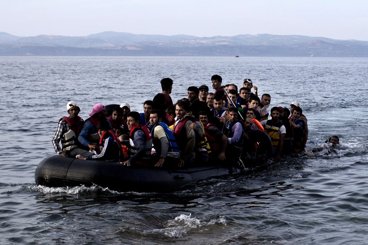 Familias completas huyen de Siria por el mar para llegar a costas griegas, entrada a la Unión Europea. (AFP)