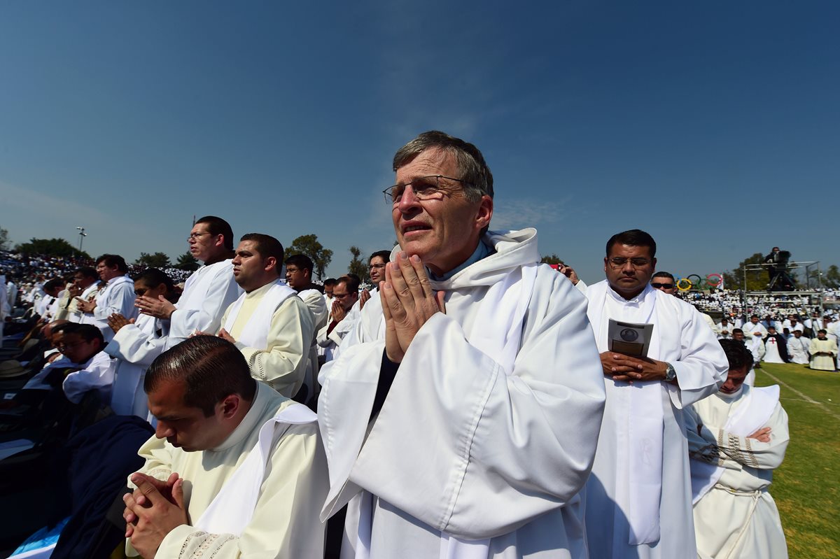 Sacerdotes escuchan el mensaje del papa Francisco quien los instó a no resignarse. (Foto Prensa Libre: EFE).