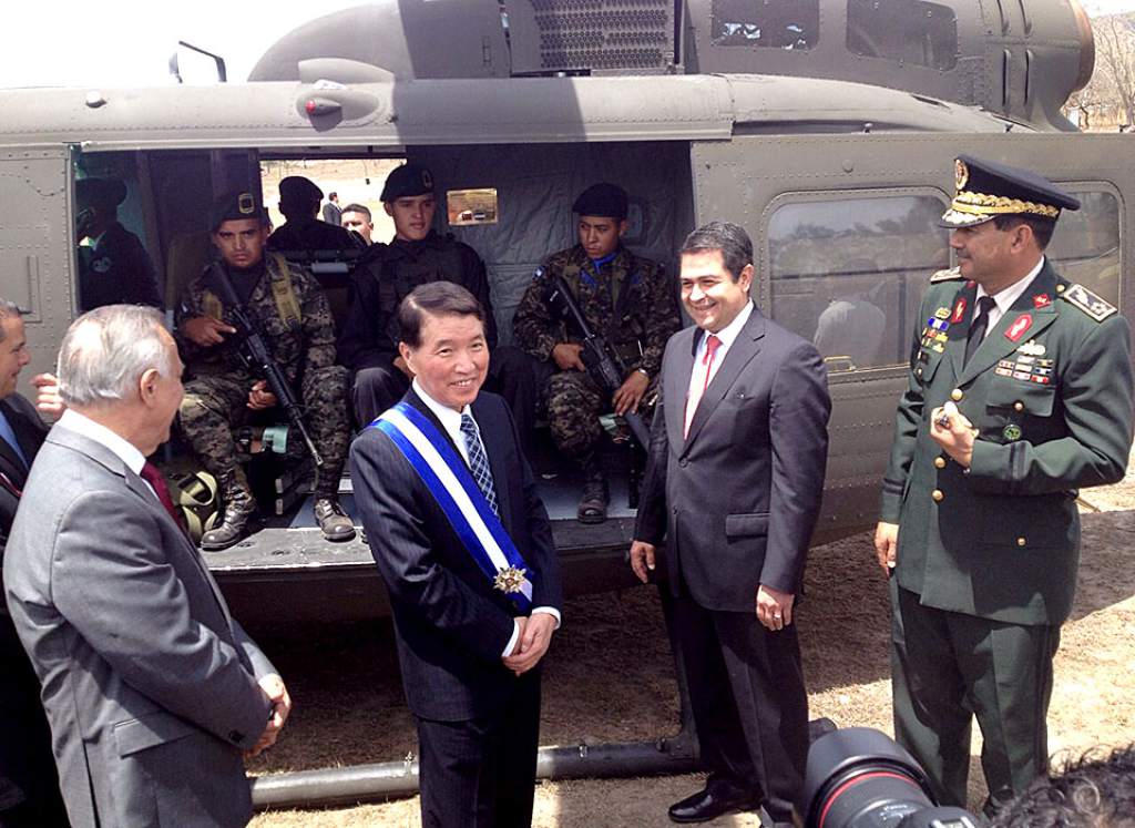Kao Kuang-chi, ministro de la Defensa de Taiwán entrega equipo militar en Honduras, antes de viajar a Guatemala. (Foto Prensa Libre: www.elheraldo.hn).