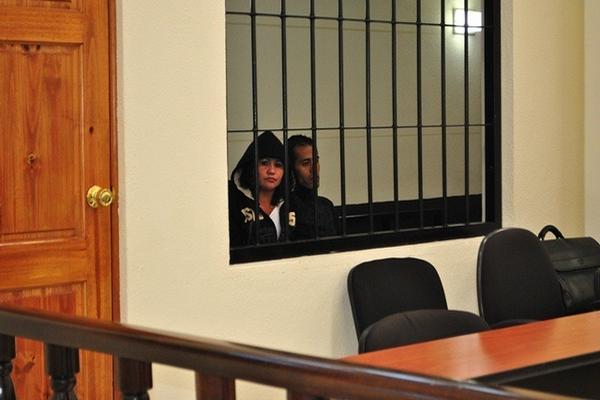 Los dos condenados por haber robado un celular escuchan la decisión del Tribunal Primero de Sentencia Penal de Quetzaltenango. (Foto Prensa Libre: Alejandra Martínez)