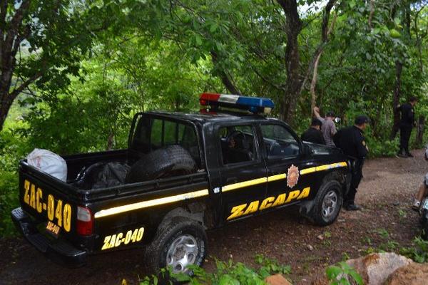 El cadáver de Miguel Ángel Ortiz, quien murió baleado en San Diego, Zacapa, es trasladado en un autopatrulla. (Foto Prensa Libre: Víctor Gómez)