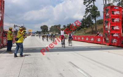 Alder Torres celebra al cruzar la meta de la primera Clásica del 2015. (foto Prensa Libre: Federación de Ciclismo)