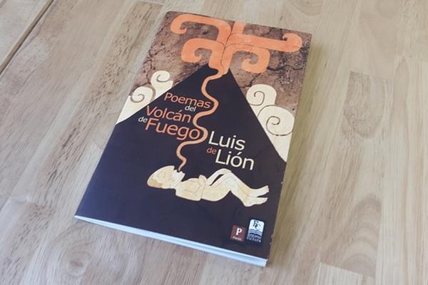 Portada del libro Poemas del Volcán de Fuego, de Luis de Lión (Foto Prensa Libre: BILLY QUIJADA).
