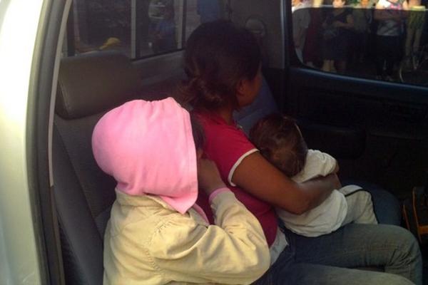 Los niños rescatados permanecen en un vehículo del MP, previo a ser trasladados a un hogar para su cuidado. (Foto Prensa Libre: Hugo Oliva)