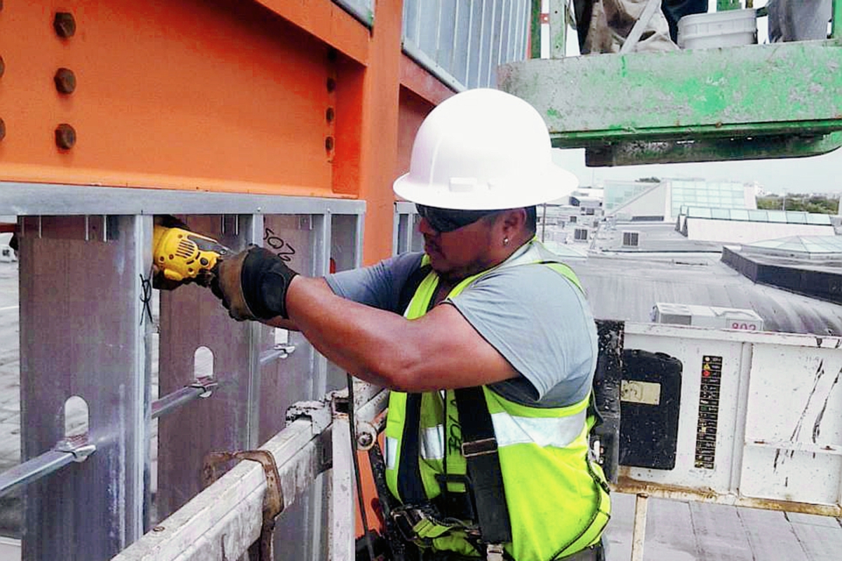 Marco Antonio Rivera Sitalán, de Retalhuleu, coloca una estructura metálica en un edificio, en Palm Beach, Florida, Estados Unidos, a donde emigró de manera ilegal.