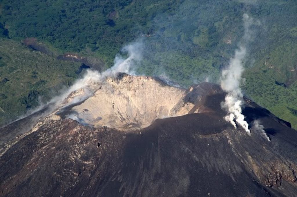 Flujos de material bajan del volcán Santiaguito, según el Insuvumeh. (Foto Prensa Libre: Hemeroteca PL)
