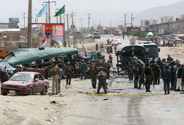 Fuerzas de seguridad inspeccionan el sitio del ataque suicida en Kabul, Afganistán. (Foto prensa Libre:EFE).