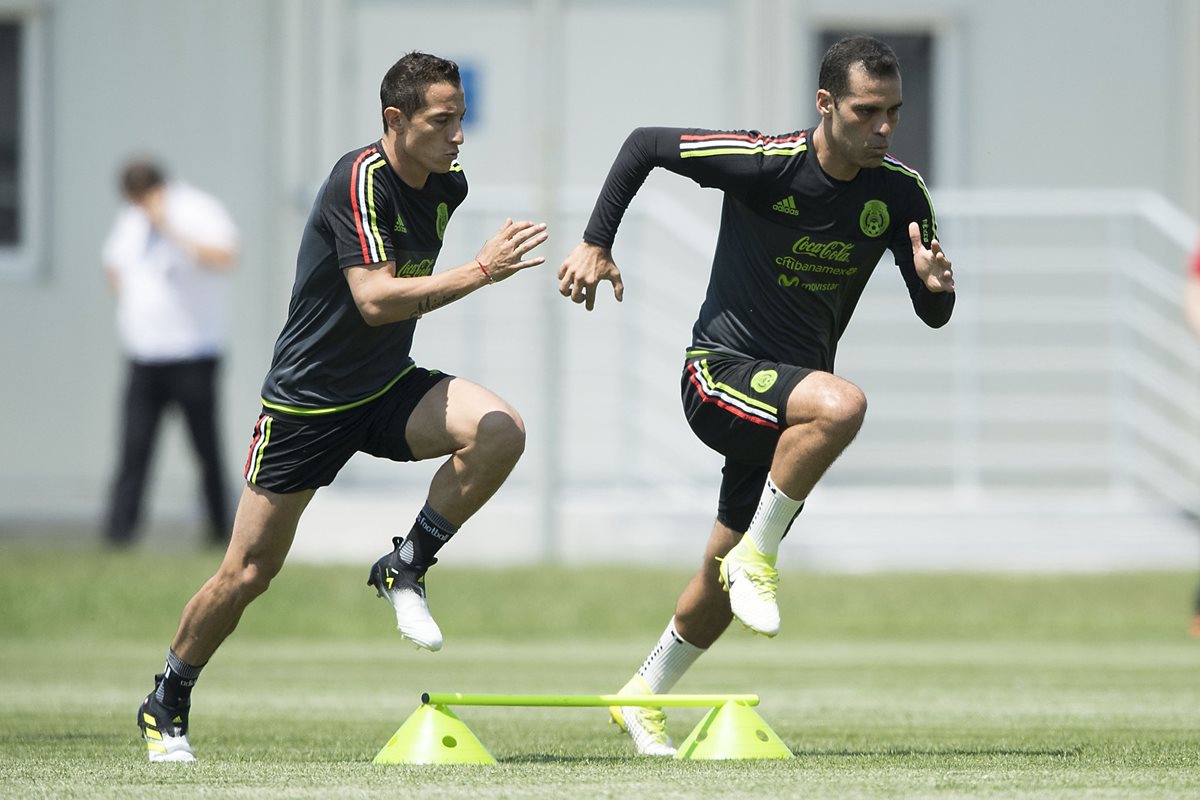 Rafael Márquez (derecha) podría aparecer como titular en el partido contra Rusia. (Foto Prensa Libre: cortesía Selección Nacional de México)