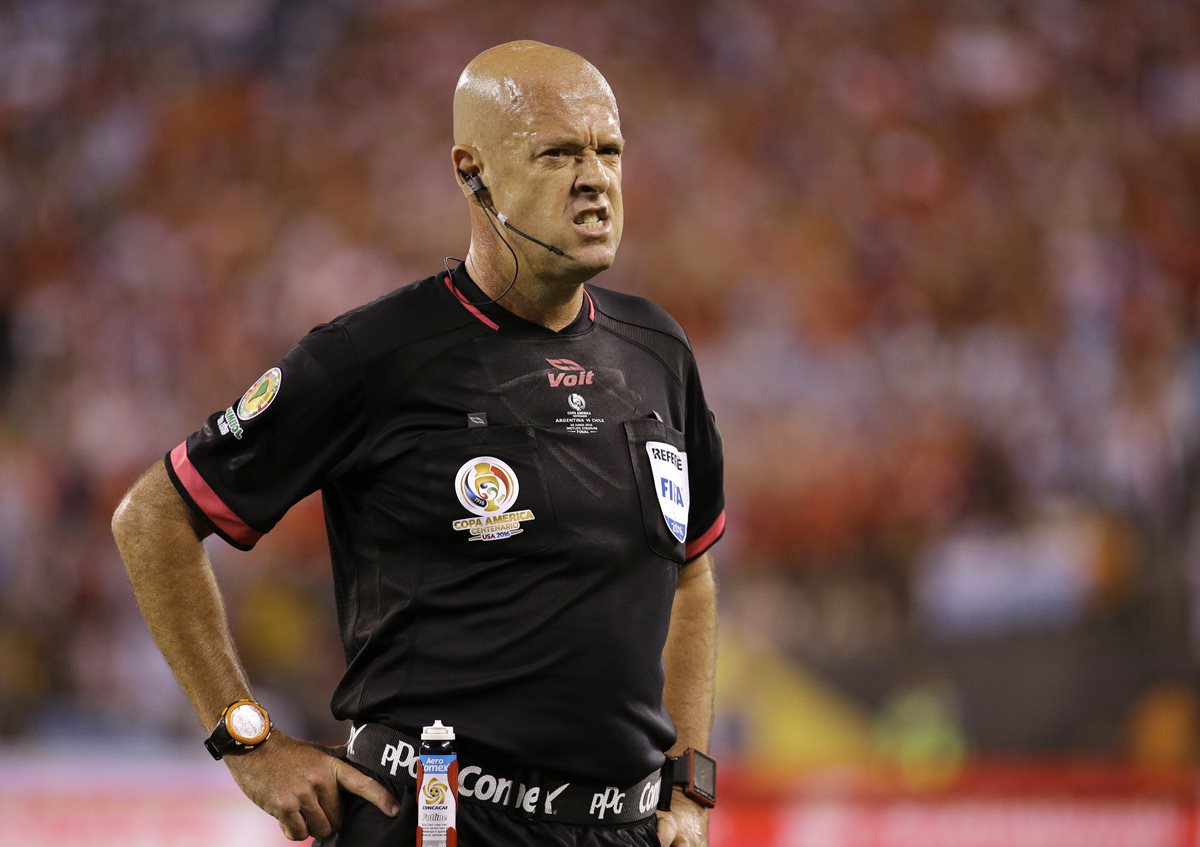 El árbitro brasileño Heber Lopes perdió el control del encuentro. (Foto Prensa Libre: AP).