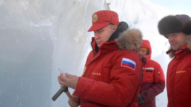 El presidente ruso, Vladimir Putin, junto al primer ministro, Dimitri Medvedev, en el remoto archipiélago de Tierra de Francisco José, en el Ártico. GETTY IMAGES