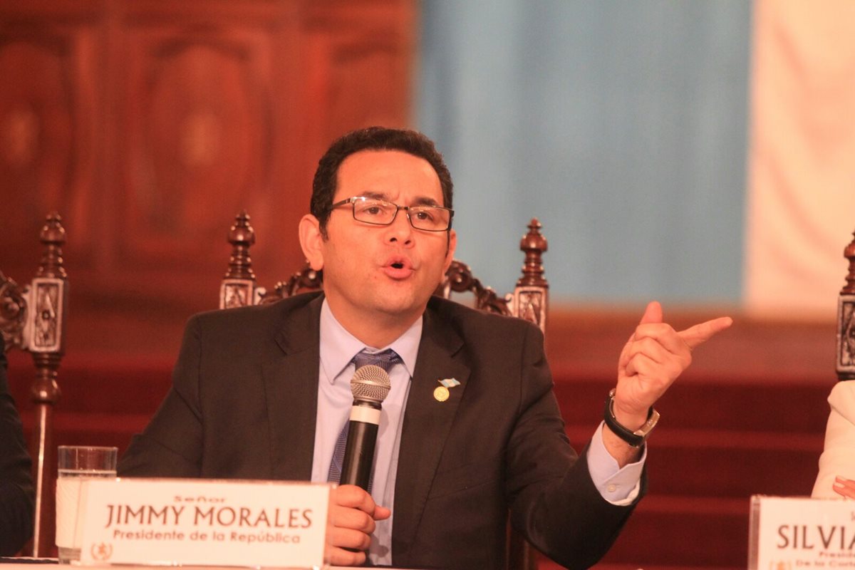 El Presidente Jimmy Morales durante la conferencia de prensa en el Palacio Nacional de la Cultura. (Foto Prensa Libre: Esbin García)