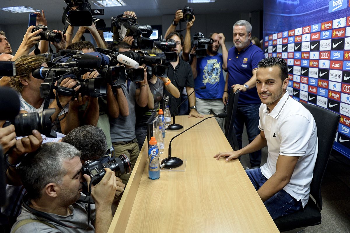 Pedro se despidió este lunes de sus compañeros del FC Barcelona. (Foto Prensa Libre: AFP)