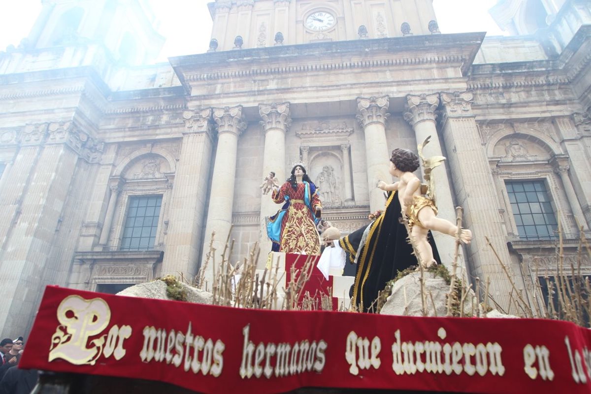 La procesión de la Virgen de la Asunción recorre el Centro Histórico de la capital de Guatemala. (Foto Prensa Libre: Erick Avila)