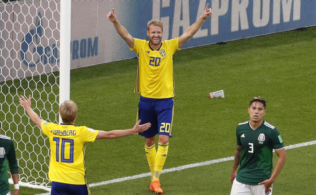 Ola Toivonen festeja el 3-0 de Suecia sobre México. (Foto Prensa Libre: EFE)