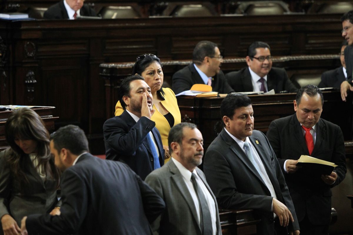 Diputados aprobraron de urgencia nacional las reformas a la Ley de Migración. (Foto Prensa Libre: Esbin García)
