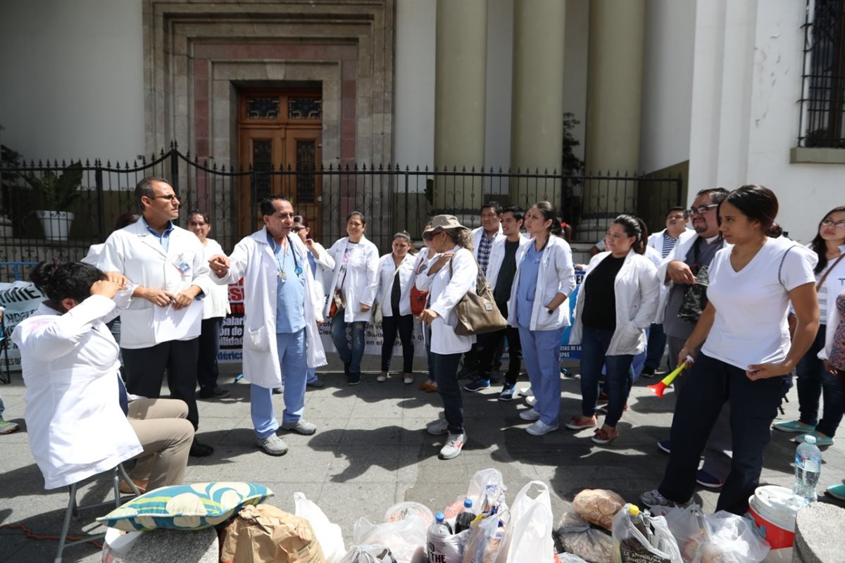 Profesionales de la salud exigen a las autoridades del Ministerio de Salud un incremento salarial. (Foto Prensa Libre: Óscar Rivas)