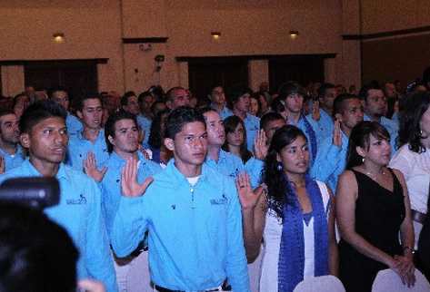 Los deportistas   guatemaltecos, en el momento en que toman el juramento previo a su participación en Guadalajara. (Foto Prensa Libre: Francisco Sánchez)