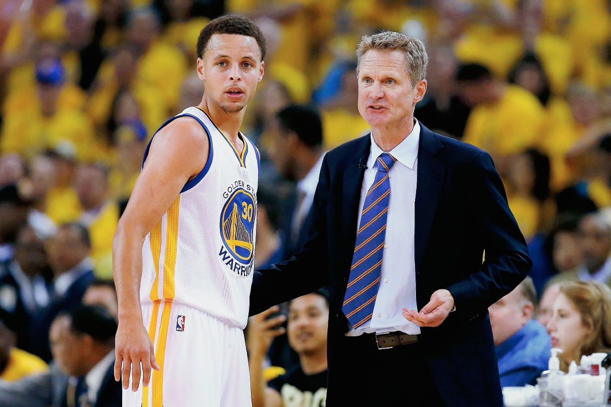 El entrenador de los Warriors, Steve Kerr da instrucciones a Stephen Curry durante el juego. (Foto Prensa Libre: AFP).