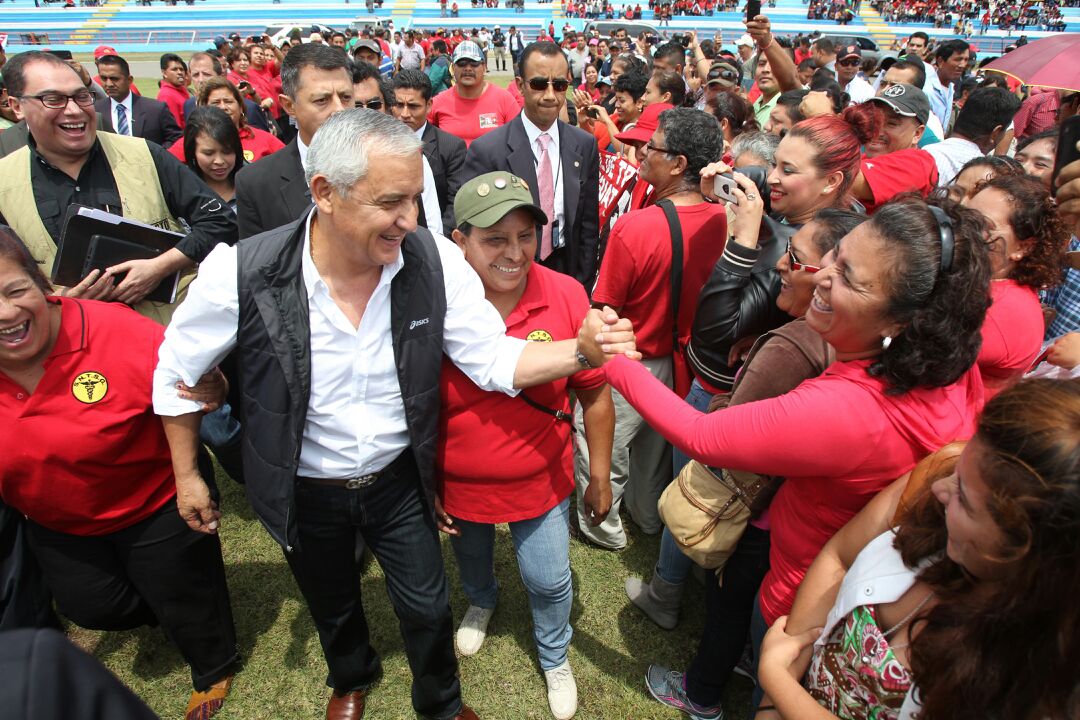 El presidente Otto Pérez saluda a salubristas en el parque Erick Barrondo. (Foto Prensa Libre: Esbin García)