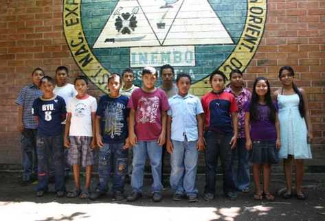 Un grupo de niños de escasos recursos económicos obtuvieron una beca para estudiar el nivel básico, en el Inembo, en Nueva Concepción, Escuintla. (Foto Prensa Libre: Conamigua)