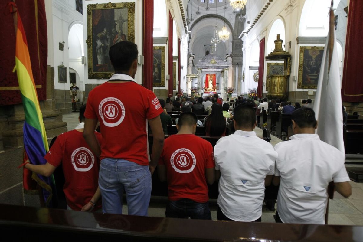 Una misa en la Catedral Metropolitana se realizó este jueves para pedir por los enfermos y víctimas de VIH-Sida. (Foto Prensa Libre: Paulo Raquec)