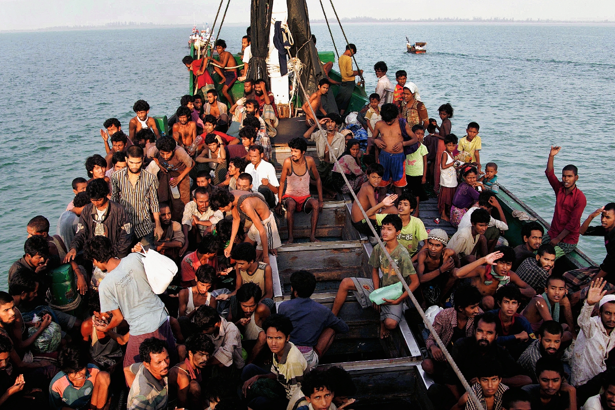 Los migrantes esperan ser rescatados en Aceh, Indonesia. (Foto Prensa Libre:AP)