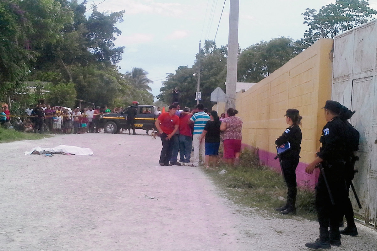 Cadáver de hombre quedó en una vía del barrio Tikal, en San Benito. (Foto Prensa Libre: Rigoberto Escobar)
