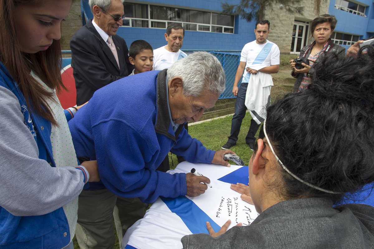Eduardo “Guayito” de León firma una camisola de la Selección Nacional de Guatemala.
