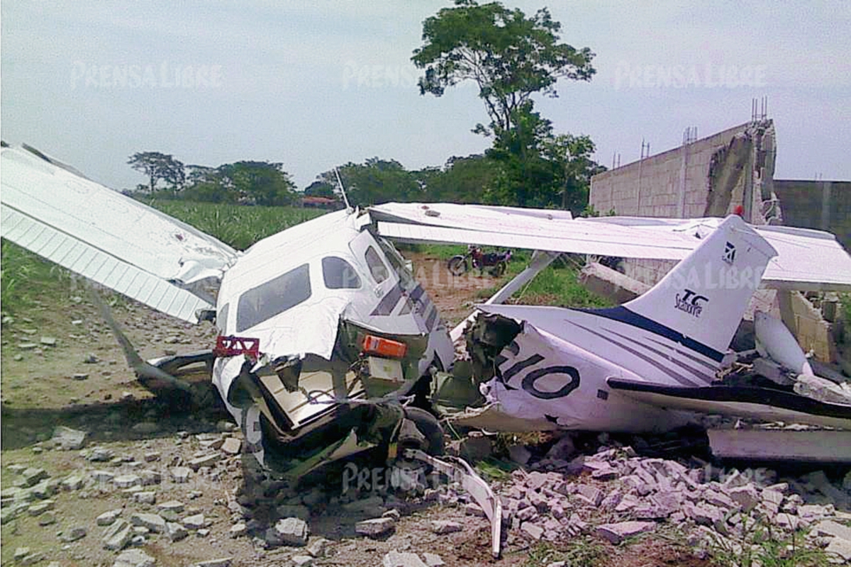 La avioneta quedó destruida luego de precipitarse en una finca de la cabecera de Retalhuleu. (Foto Prensa Libre: Jorge Tizol)
