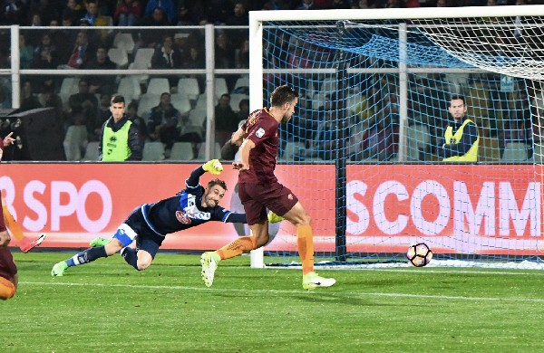 El jugador de Roma Kevin Strootman anota un gol contra Pescara durante un partido por la Serie A. (Foto Prensa Libre: EFE).