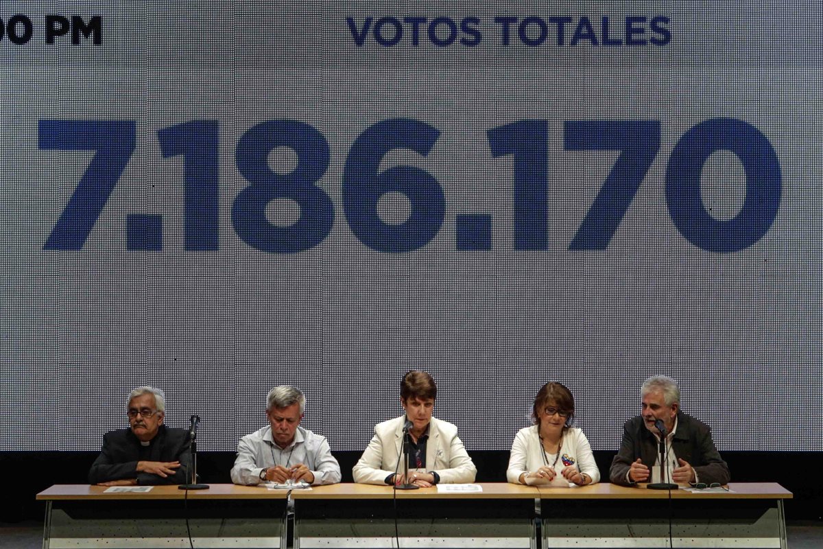 La comisión garante del plebiscito opositor, integrada por rectores, dan conferencia para anunciar el resultado de consulta. (Foto Prensa Libre: EFE)