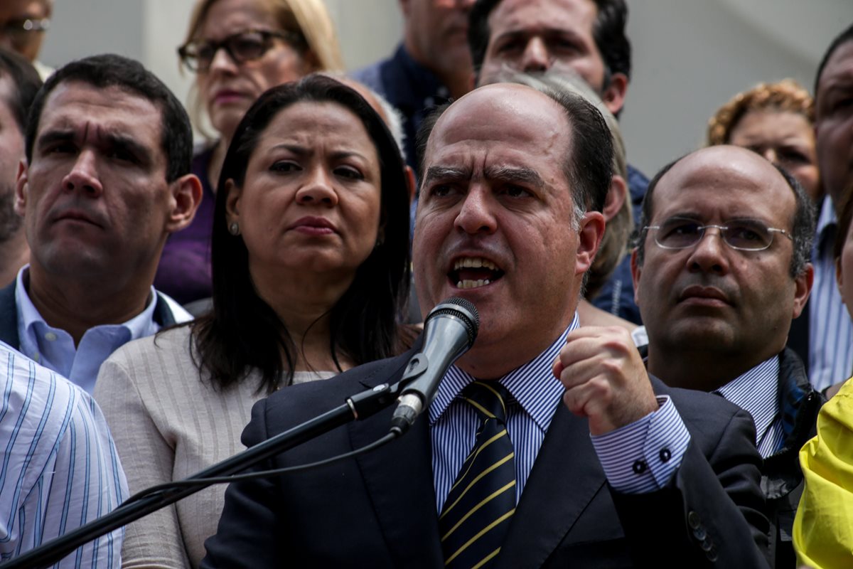 Diputados venezolanos solicitan apoyo local e internacional por el que consideran el Golpe de Estado en Venezuela. (Foto Prensa Libre: AFP)