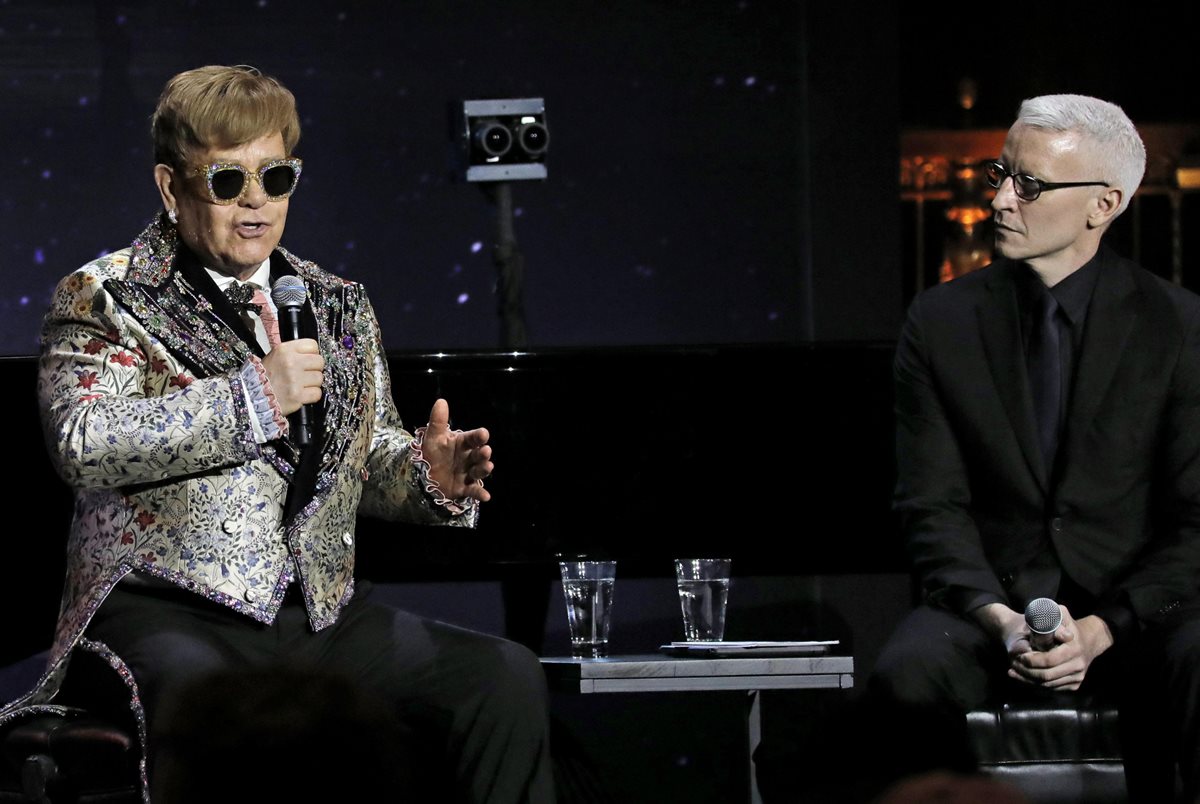 El músico y compositor británico Elton John habla con el presentador de noticias de CNN Anderson Cooper (Foto Prensa Libre: EFE).
