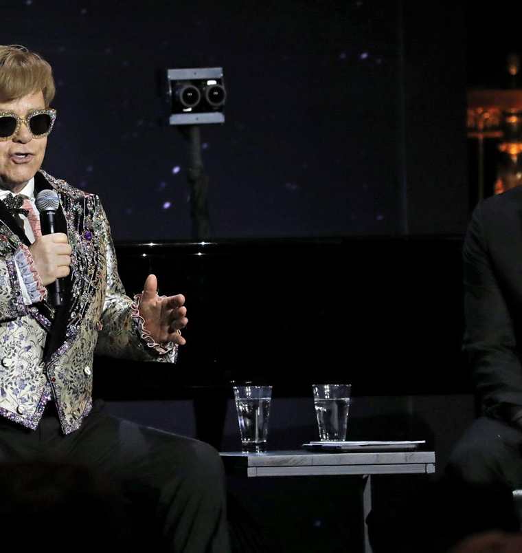 El músico y compositor británico Elton John habla con el presentador de noticias de CNN Anderson Cooper (Foto Prensa Libre: EFE).