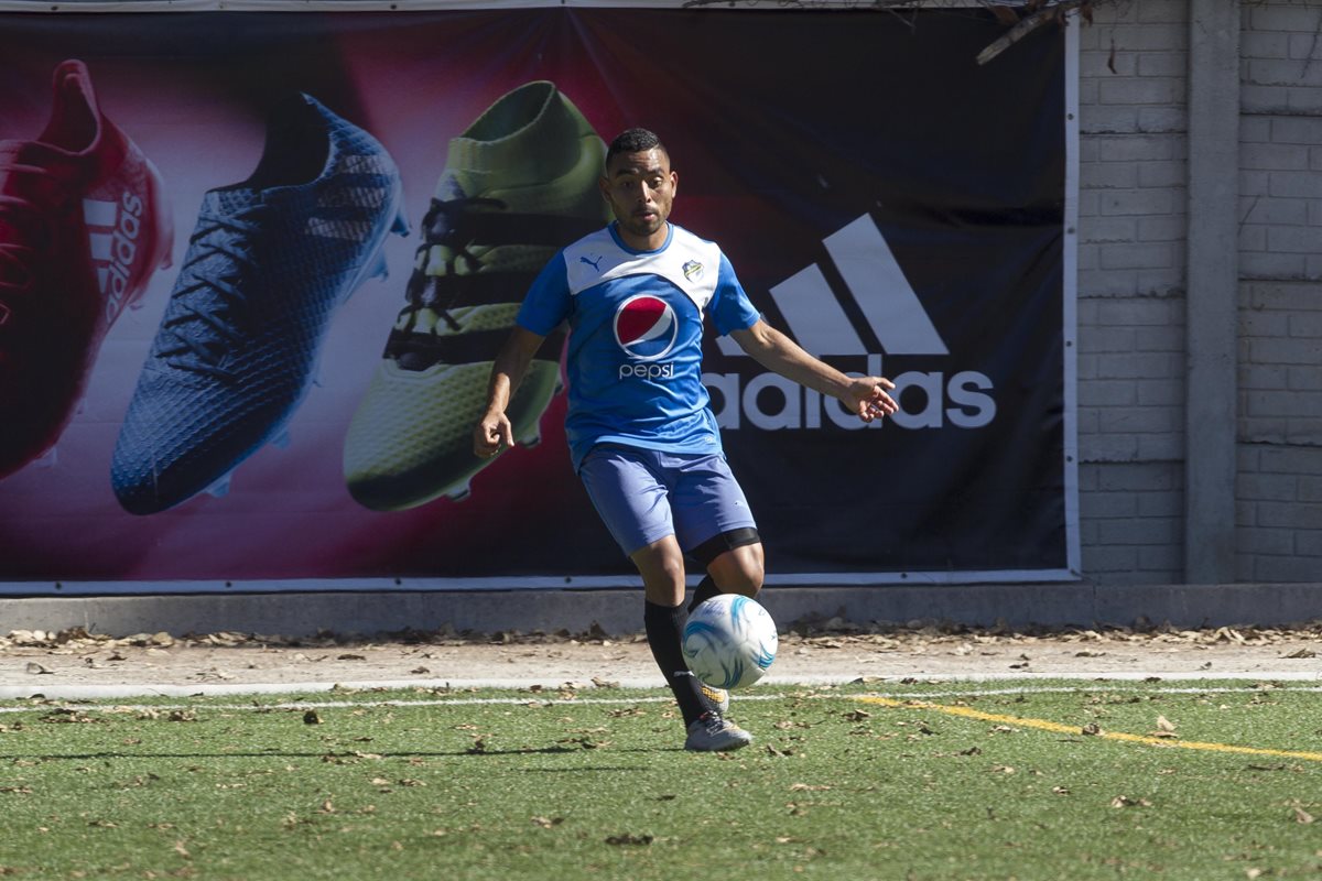 Bryan Ordoñez conduce el balón durante el entrenamiento de Comunicaciones en Sporta. (Foto Prensa Libre: Norvin Mendoza)