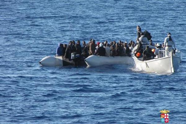 Imagen cedida por la Marina de Italia  de un barco con emigrantes rescatados en la costa de Sicilia. (Foto Prensa Libre: AFP).