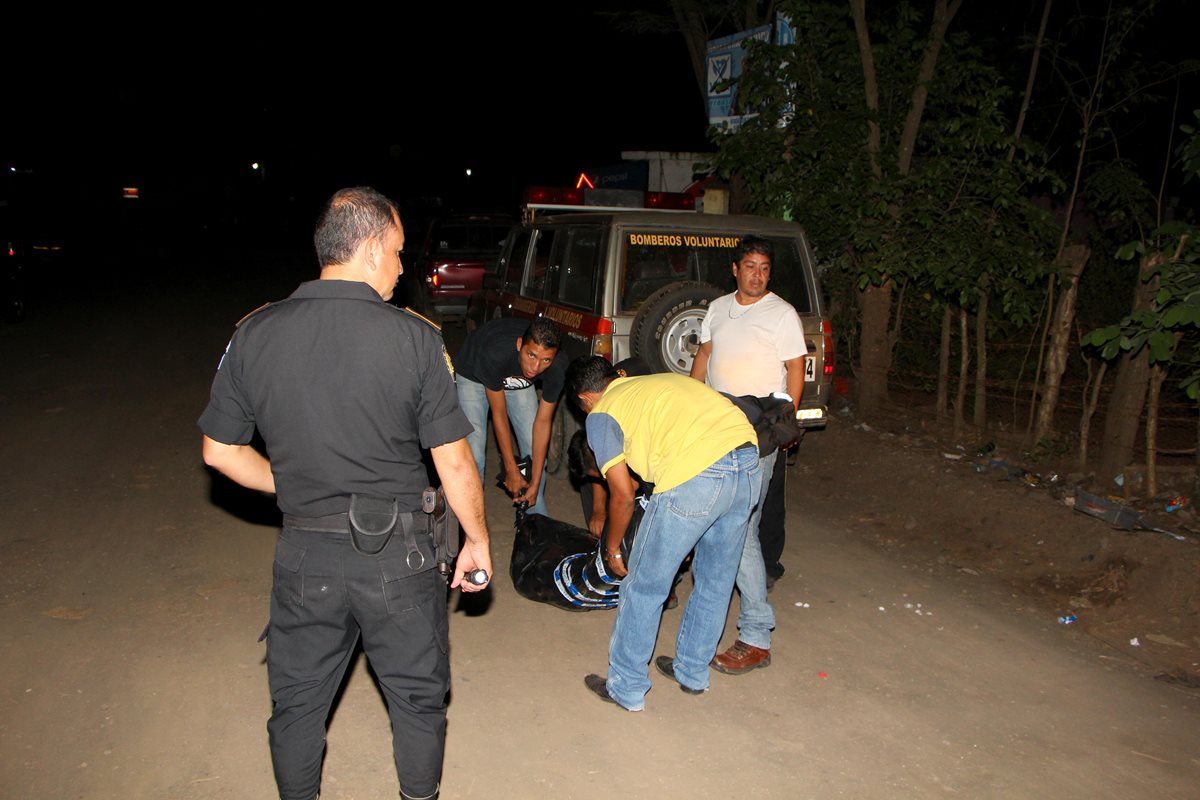 Bomberos trasladavan aún con vida a Erick Méndez hacia un centro asistencial, pero éste murió en el camino. (Foto Prensa Libre:Rolando Miranda)