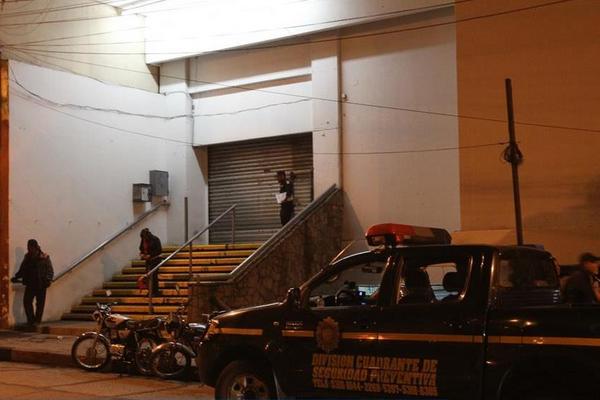 Agentes resguardan  el ingreso del supermercadon donde ocurrió el incidente. (Foto Prensa Libre: Esbin García)<br _mce_bogus="1"/>
