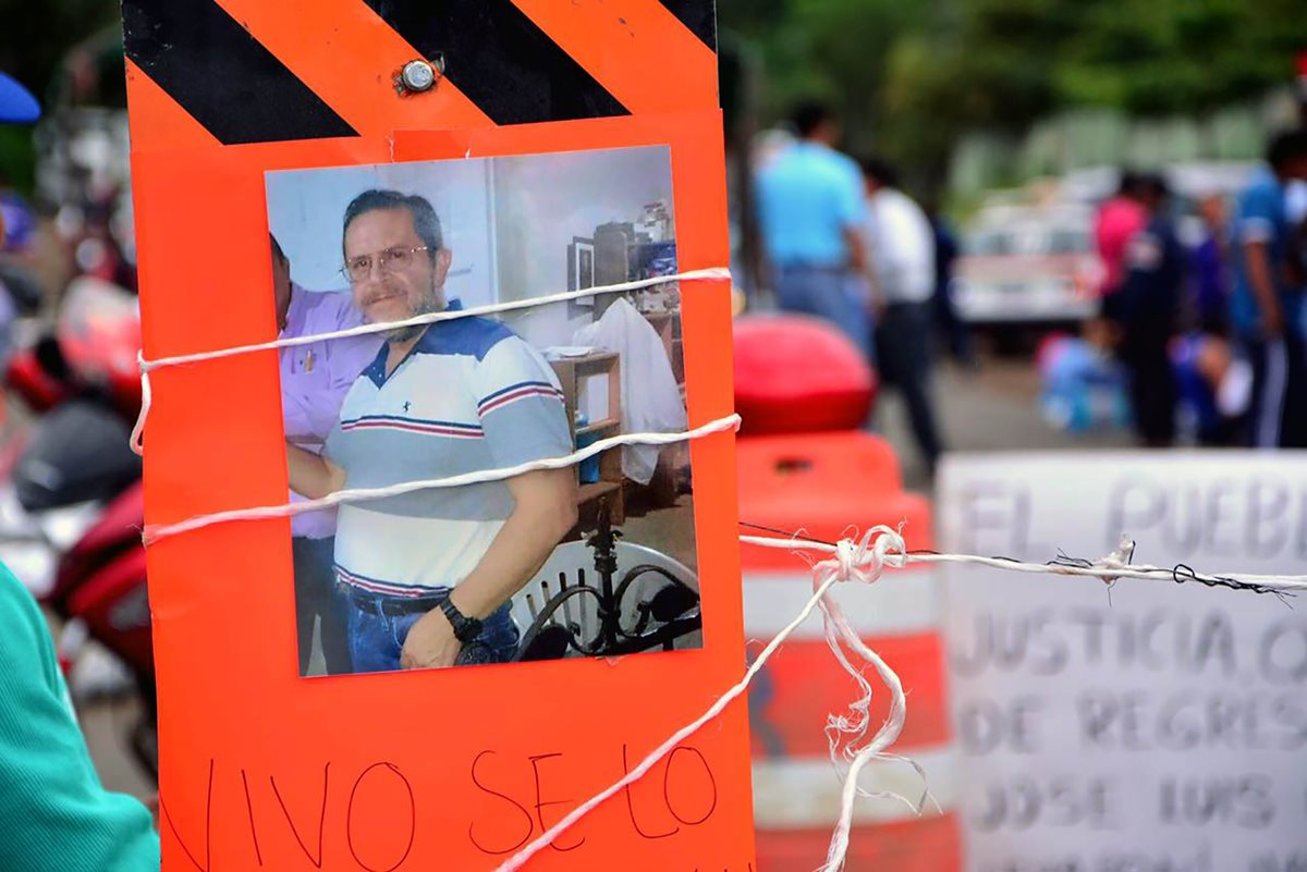 Una pancarta con la imagen del sacerdote mexicano Jose Luis Sánchez Ruíz quien fue hallado con vida y torturado. (Foto Prensa Libre: AFP).
