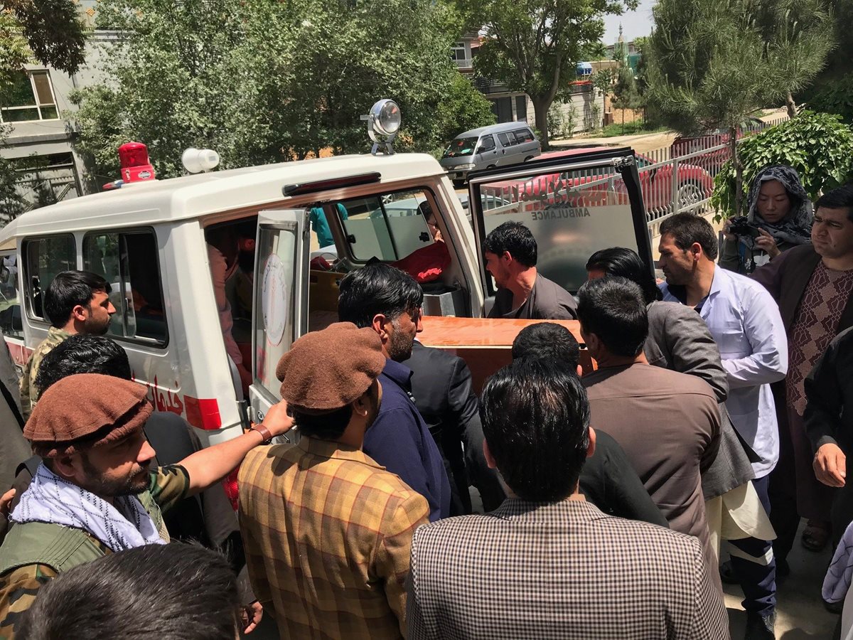 Varias personas trasladan el cuerpo sin vida del fotógrafo Shah Marai, de AFP, fallecido en un doble atentado en Kabul, Afganistán, este lunes 30 de abril de 2018. (Foto Prensa Libre: EFE)
