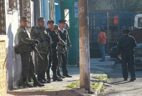 Agentes del ejército y PNC resguardan calles durante allanamientos en barrio El Gallito en la zona 3 capitalina (Foto Prensa Libre: Estuardo Paredes)