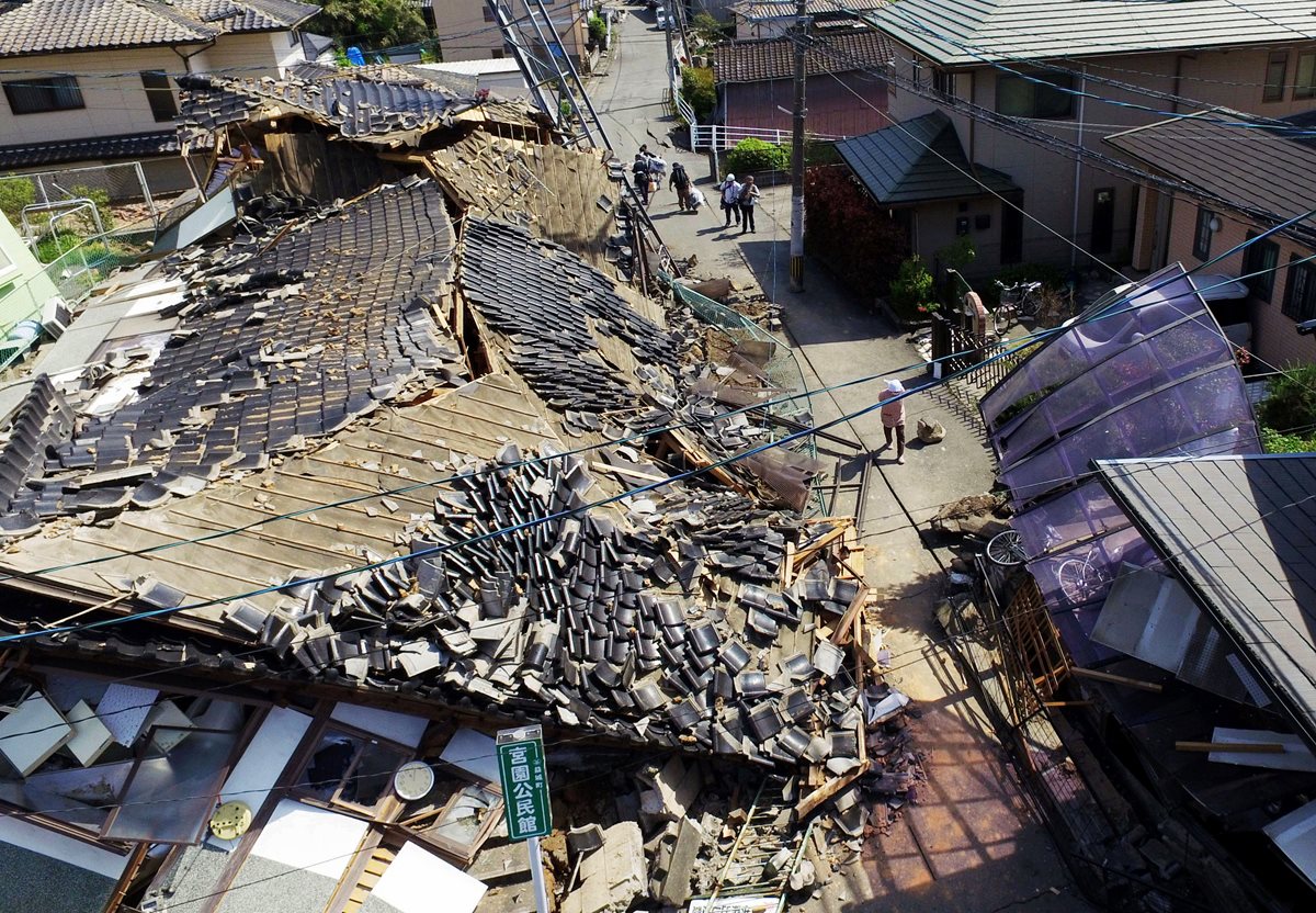 Casas derribadas se observan en la población de Mashiki, Japón después de los sismos del jueves. (Foto Prensa Libre: AP).