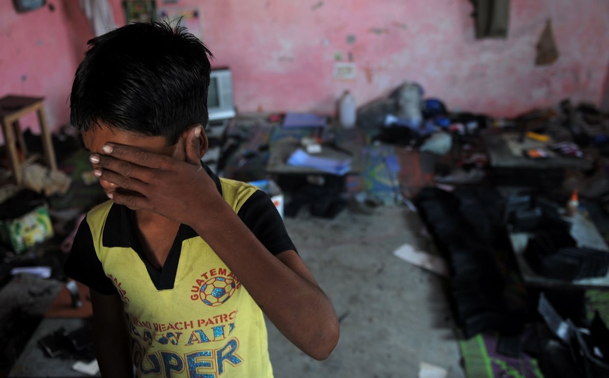Un niño que trabaja en régimen de servidumbre en la India llora durante una operación de rescate efectuada por una organización a favor de los infantes. (Foto Prensa Libre: AFP).