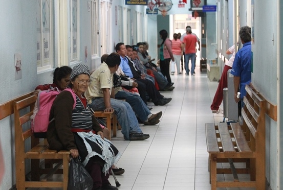 Analistas han afirmado que el sistema de salud atraviesa por la peor crisis de la historia. (Foto Prensa Libre: Hemeroteca PL)