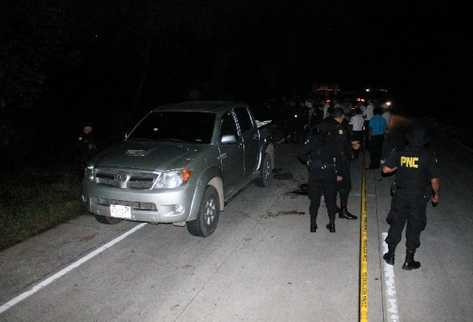 LA policía Nacional Civil resguarda el picop donde murió  el concejal segundo de Iztapa.