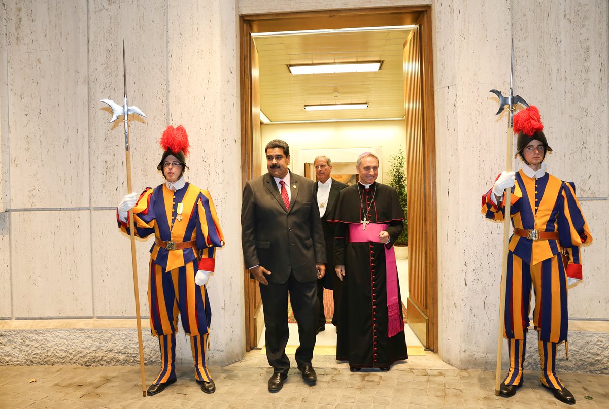 El presidente Nicolás Maduro a su arribo a la sede del Vaticano. (Foto Prensa Libre: AFP).